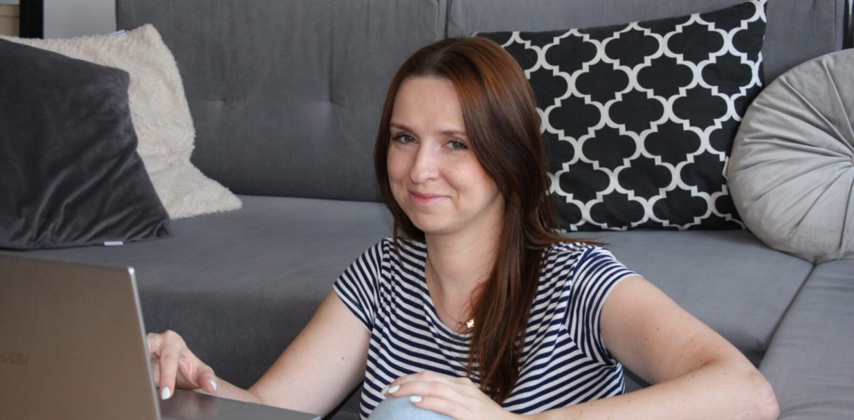 Ola praca przy stoliku